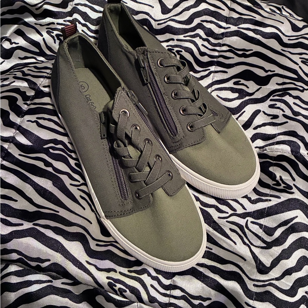 Cat & Jack green size 5 Canvas Sneakers